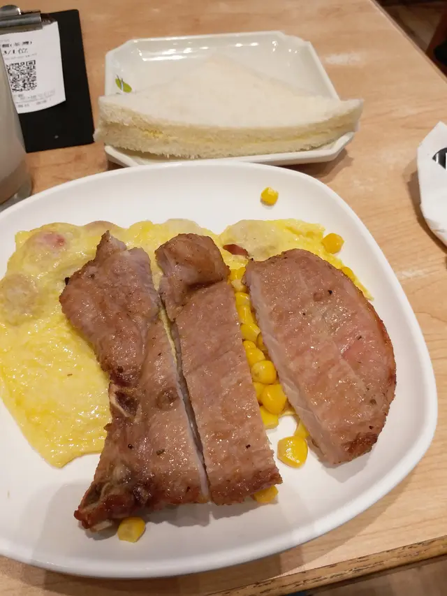 煎豬扒腸仔奄列跟牛油方包