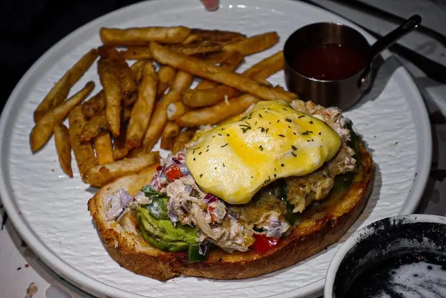 班尼迪蛋配牛油果多士