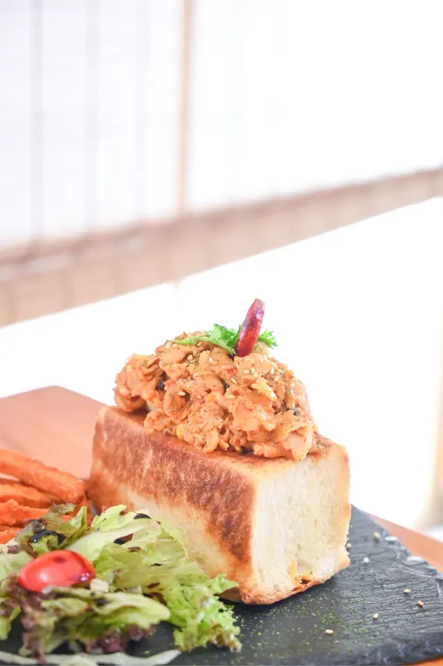 花椒泡菜豚肉菜脯滑蛋吐司