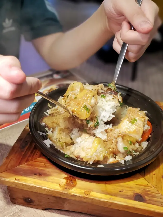 北菇滑雞煲仔飯