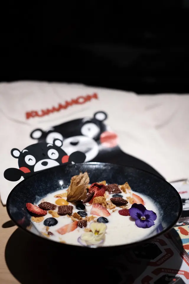 穀麥乳酪碗配熊本鮮雜果