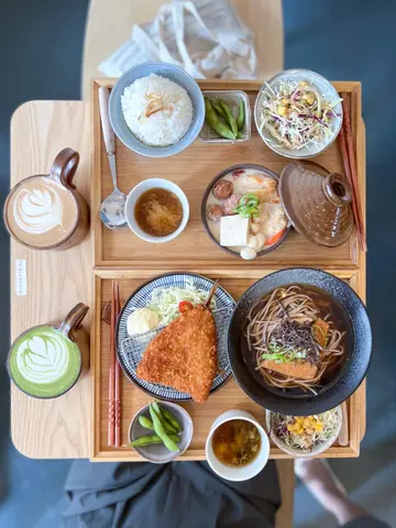 鸡白汤団子锅(鸡肉 鸡団子 蔬菜)& 炸吉列池鱼配酱油汤荞麦面