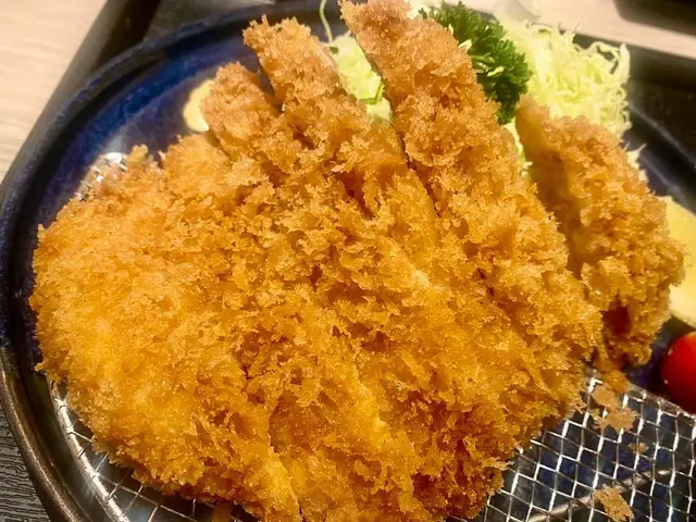 少食多滋味，始終炸物食多會感覺膩滯，鬆化薄薄炸粉麵包糠每啖都脆到索索聲不油膩，不似茶記或港西餐吉列食品掉落枱咯咯聲硬殼一樣！