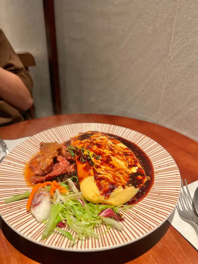 日式紅酒燉牛面肉蛋包飯