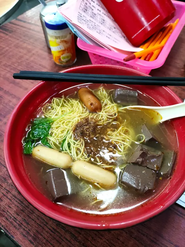 兩餸車仔麵：芝士腸，豬紅