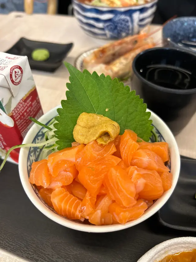 迷你三文魚粒粒海膽丼
