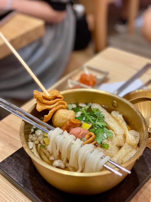 湯底味道濃得嚟又唔太鹹，而且烏冬食落都算滑身