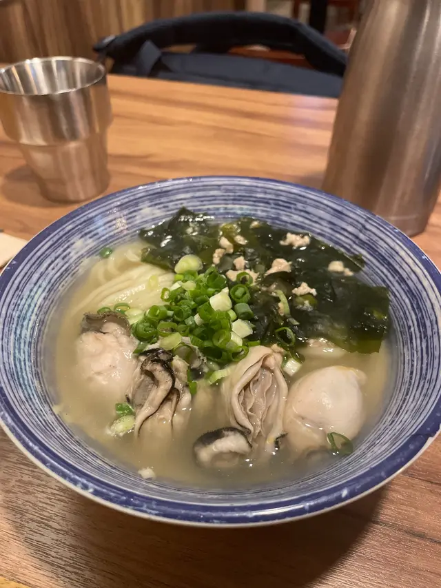 湯底清甜又有濃厚既蠔香同昆布味! 我地差唔多飲曬佢成碗湯 
而且有三隻好大隻又好creamy既廣島蠔! 烚得岩岩好,食落好似食生蠔咁,好滑又creamy!時間掌握得好! 當然同上面一樣,烏冬煮得岩岩好,口感好好