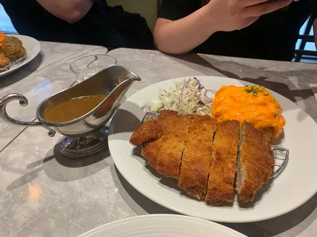 日式咖喱吉列豬扒蛋包飯 配 椰菜絲及馬蘇里拉芝士