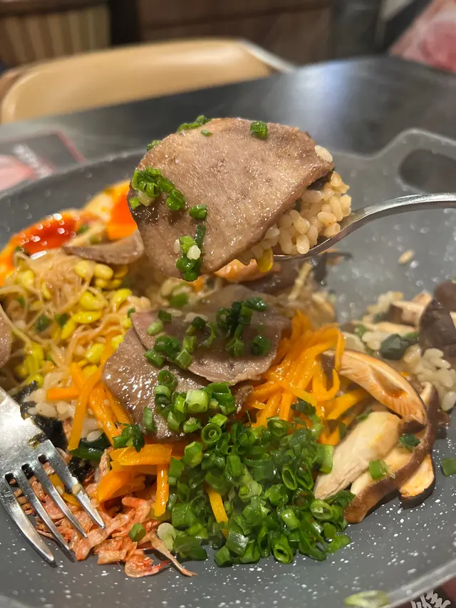 ▶️鹽蔥燒牛舌盛丼呢個非常之好食,用泡菜炒過飯底,唔乾唔濕,啱啱好栽培冬菇絲紅蘿蔔絲再加兩隻糖心蛋,上面有幾快牛舌好簿超好食! 回頭率🈵🈵🈵🈵🈵