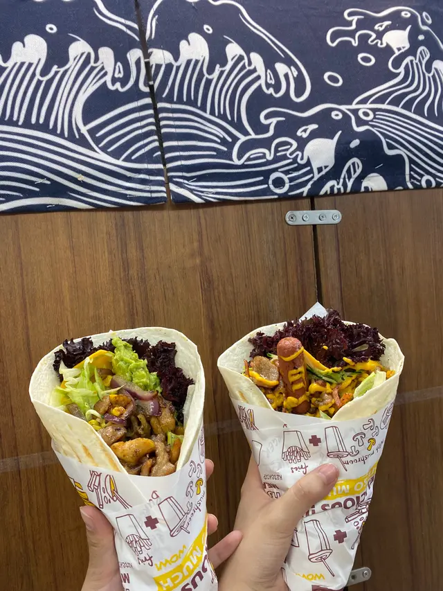 MVP（with 牛油果醬）；右邊係霸王卷（with 芝士醬）