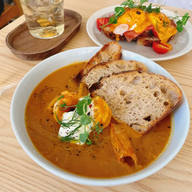 南瓜海鮮濃湯配香烤酸種吐司