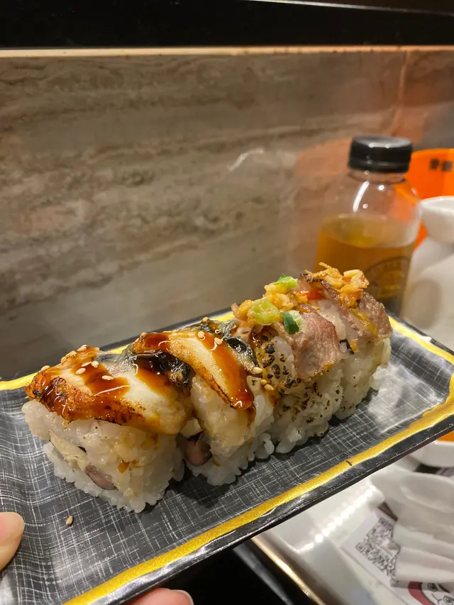 鰻魚芝士卷，蒜片燒牛肉卷