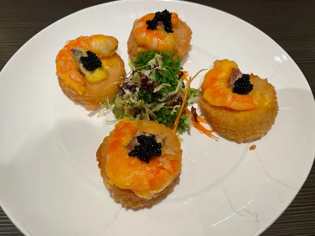 黑魚籽雲腿圍蝦多士