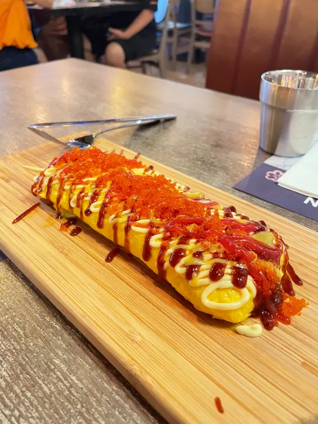 每次黎我都會叫呢個雞蛋卷,就算2個人黎我都會照叫~
一上枱佢既外表已經好吸引,厚厚既蛋卷,上面有茄汁同黃芥辣醬,加上上面有海量既蟹籽粒粒,打卡一流
而且,一切開,中間D芝士流曬出來,每一件都會拉絲,入面好足芝士!
芝士、雞蛋、芥末醬、茄汁加蟹籽粒粒,層次好夾,每一啖都好滿足~ 雞蛋卷又嫩滑,芝士好多但好creamy,唔會係好硬既芝士,好滿足好幸福!!!