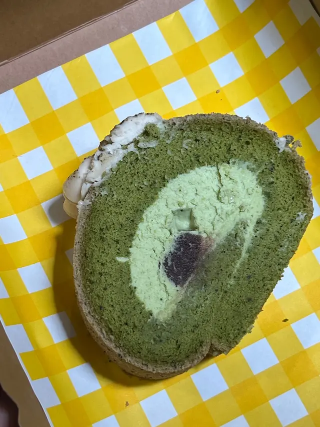 今日既是日蛋糕係抹茶紅豆🫘葡萄蛋卷
蛋卷偏紮實 微微的綠茶🍵味 內餡則係較甜既綠茶🍵香
中間的青葡萄🍇大大顆 而且係冰凍既外脆內軟的~~
清甜 配合甜甜既綠茶🍵cream 甜甜清香 又不膩
而紅豆餡的部分 甜~~~~跟cream 、蛋卷跟紅豆🫘合混在一起
就是個SWEEEEEET 小女生