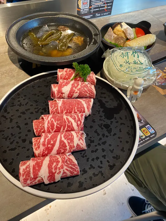 安格斯牛小排+剝皮辣椒烏雞湯 