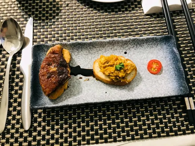 鵝肝煎豆腐、蟹皇醬配法包