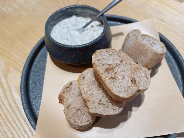 黑松露蟹肉沾醬配吐司