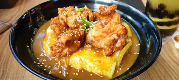 咖哩蛋包鸡球饭