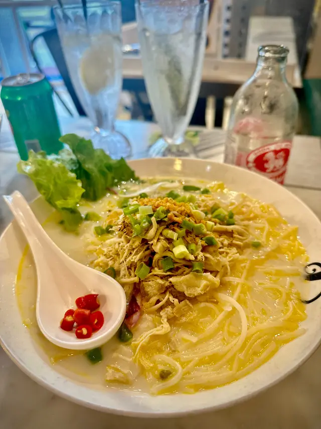 手撕雞椰汁酸湯檬粉