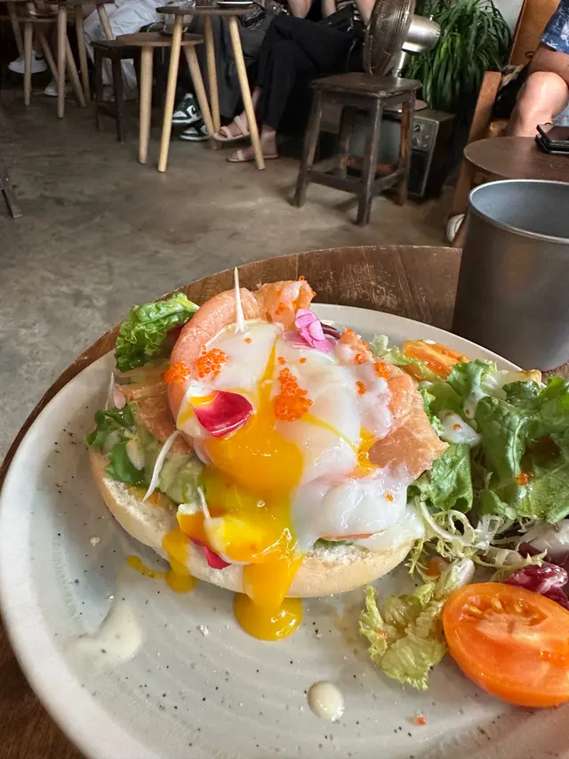 煙三文魚牛油果溫泉蛋芥末忌廉貝果