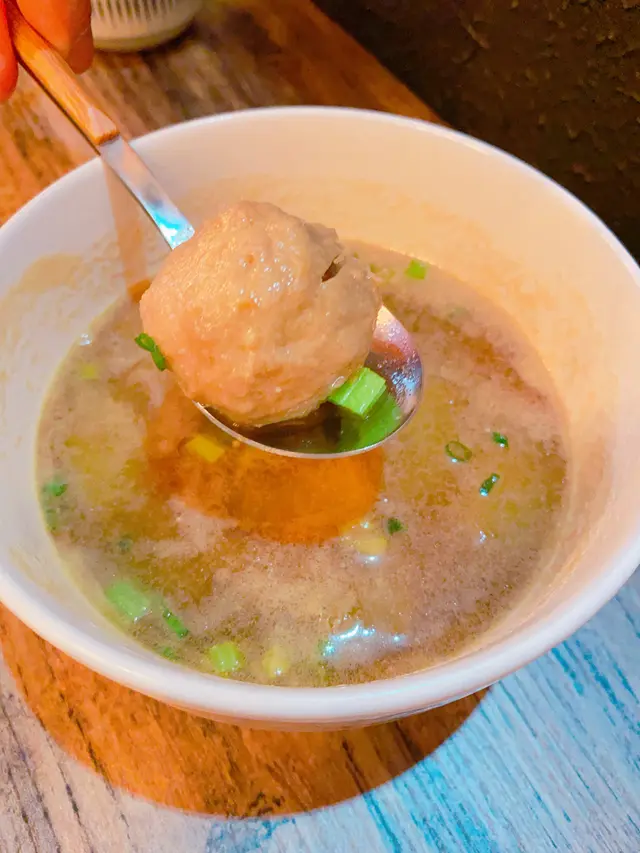 台妹貢丸味噌湯