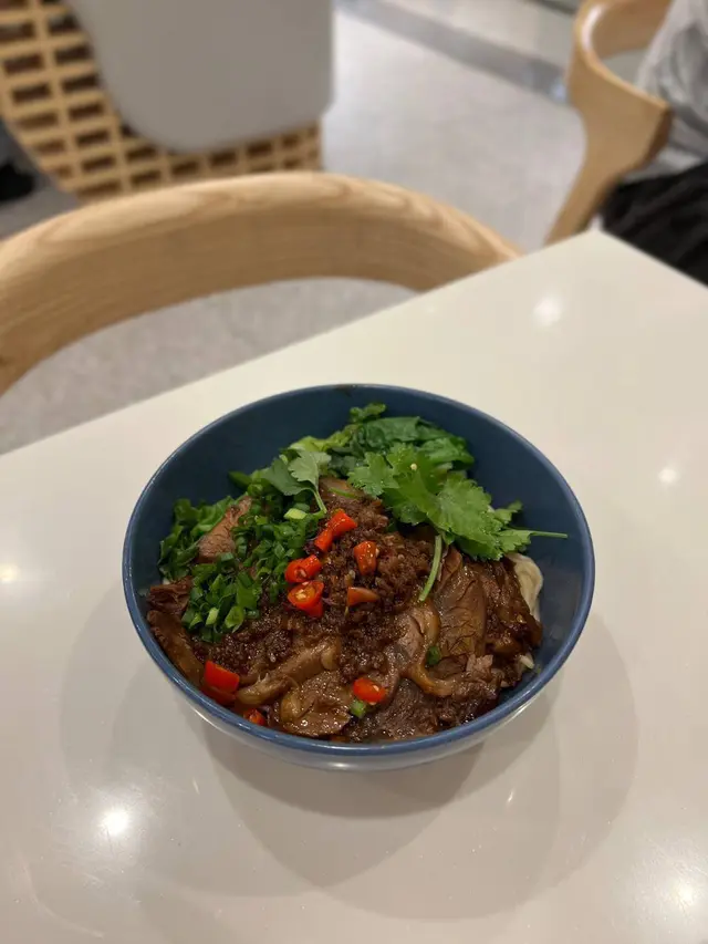 滷牛腱肉拌麵