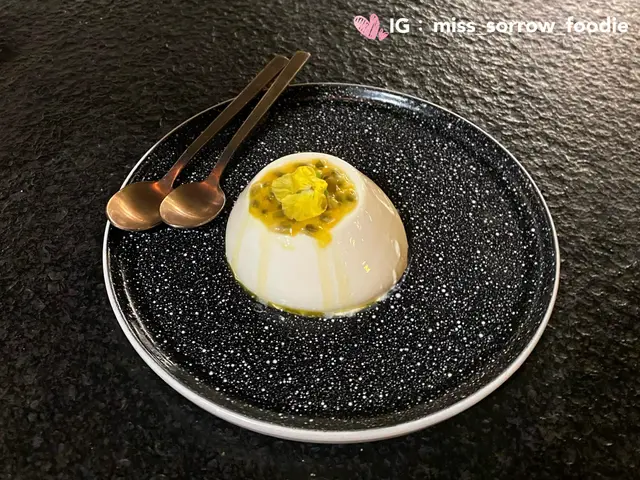 奶凍配百香果醬