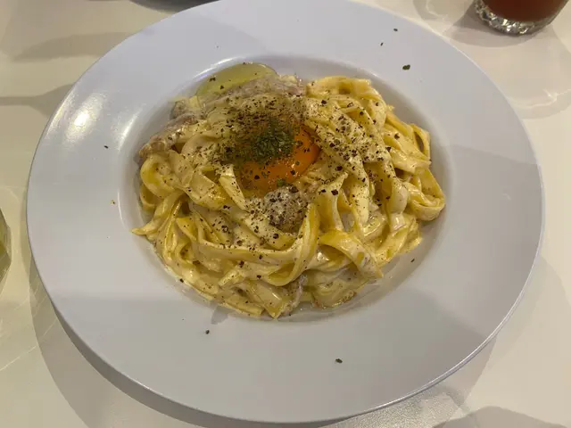 忌廉汁醃肉、日本生雞蛋配手作闊條麵