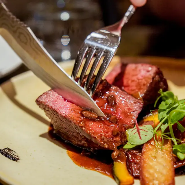 香煎慢煮牛柳伴日本南瓜杏鮑菇配牛肝菌牛肉原汁