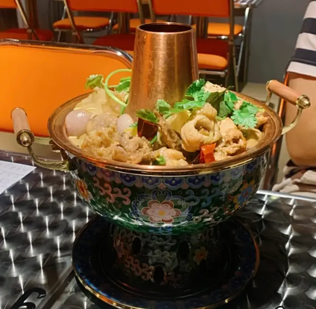 叫左小辣,唔會太辣,都有花椒味(奇怪點係煲只用黎裝飾,唔會煲底加火)