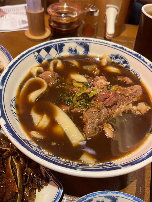 紅燒牛腩刀削麵