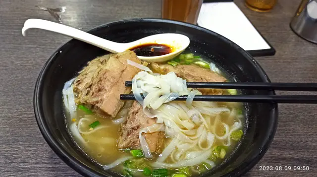 牛腩夠淋夠味份量頗多，河粉及幼夠滑、湯底偏淡適合我口味。