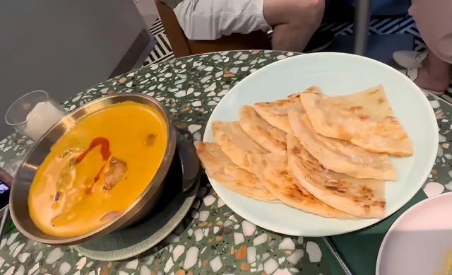 咖哩醬有少少鹹,不過配上薄餅就剛剛好