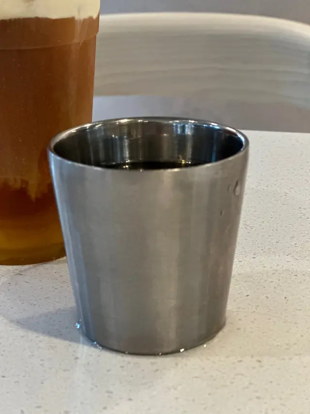 個西口西面女侍應一拍落來，斟半杯倒半杯出嚟，仲衰過茶記，道歉都冇句