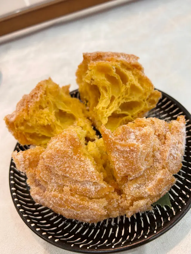 可能上次去過大圍嗰間分店食，果陣時真係新鮮出爐，熱辣辣外脆內留心。呢一個上枱嘅時候都係暖暖嘅，不過就冇之前大圍嗰間一出嚟，好大好圓好震撼既感覺😛不過都係外邊脆口，夾扁一齊食都好味😋