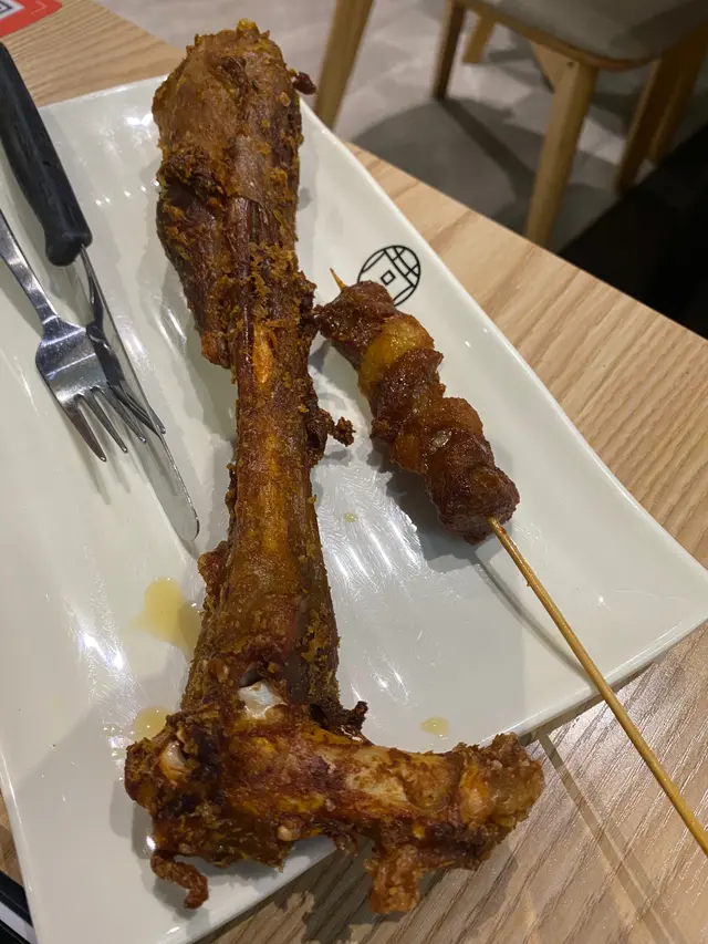 以前叫過嚟食，份量係而家嘅一倍，起碼有啖肉食。今日叫咗羊肉棒見到得枝骨，唔知好嬲定好笑，問個職員佢話來貨係咁就咁上俾我哋，我話餐廳唔係應該控制來貨品質，如果得枝骨係咪應該仲買俾客人呢？咁樣收$88真係覺得啲客唔會詐型😡，最後佢送多一串$18嘅羊肉補數⋯⋯