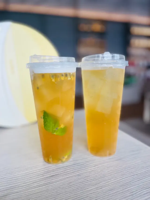 百香果青檸烏龍（左）桂花龍井（右）