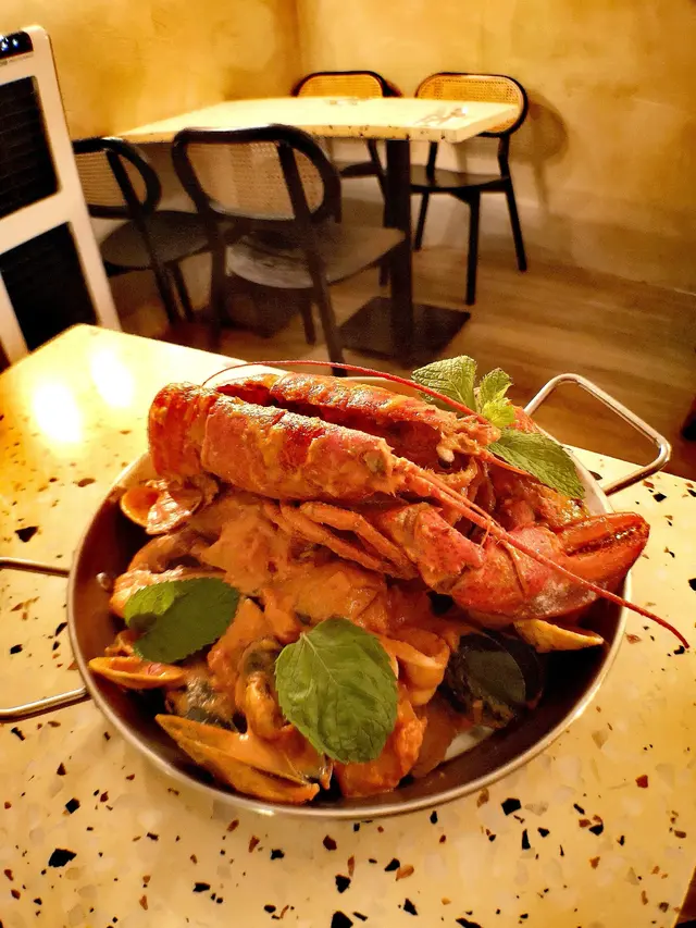 手搖秘製醬汁海鮮拼盤