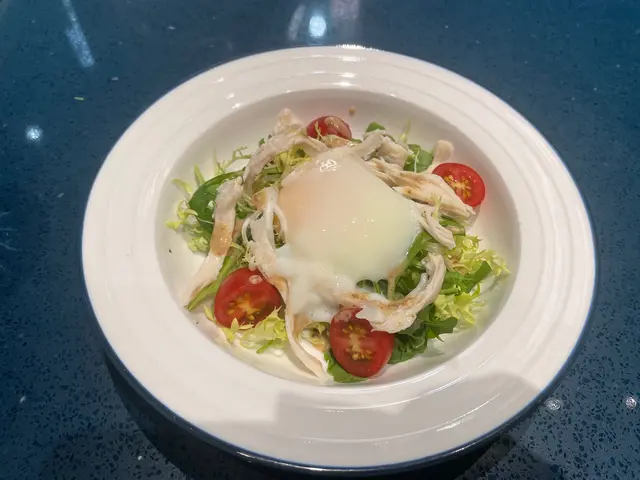 溫室蛋 •胡麻嫩雞絲沙律