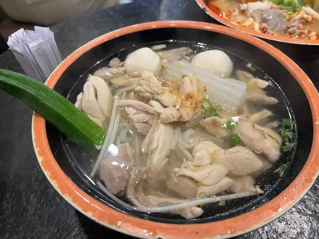 雞脾肉清湯河粉