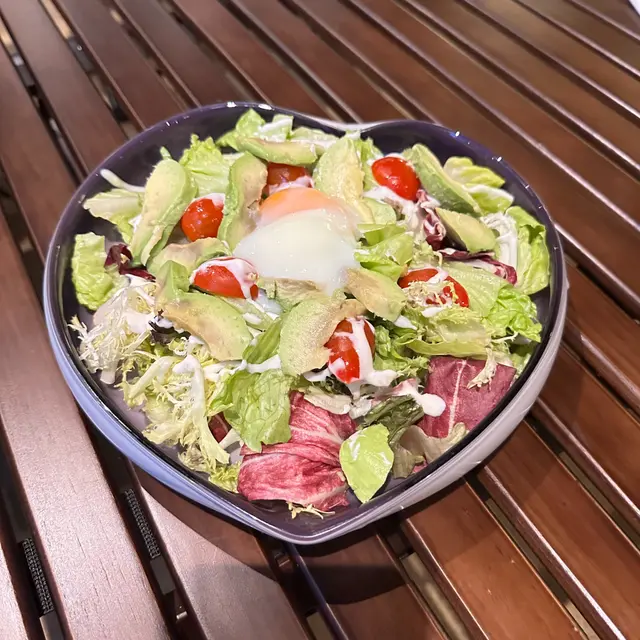 慢煮溫泉蛋牛油果沙律（二人餐前菜）