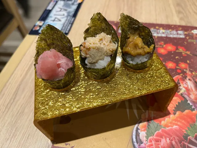 海膽手卷、蟹膏蟹肉手卷、香蔥吞拿魚手卷