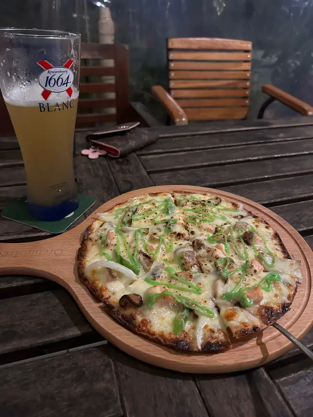 這道蜜糖青芥末挪威鮮三文魚薄餅絕對是一道令人驚艷的美食！薄餅底部酥脆，配搭三文魚滋味濃郁，每一口都帶來了滿滿的海鮮風味。而蜜糖青芥末醬汁則為這道菜帶來了一絲甜味和微辣的刺激，絕妙地平衡了整個味覺。這道薄餅既美味又創新，絕對是三文魚愛好者的最愛。