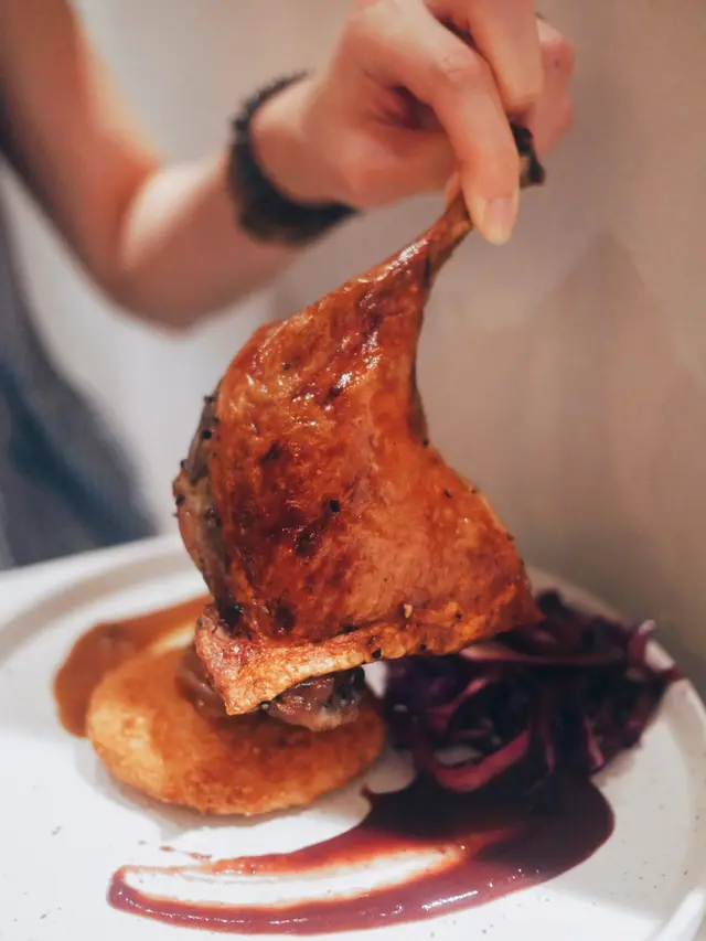 封鴨腿伴酥脆薯餅配紅莓醬