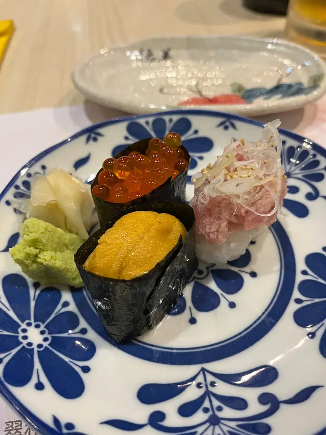 壽司三點：海膽壽司、三文魚子壽司、蔥拖羅茸壽司