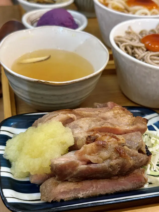 慢煮黑毛豬配肉桂蘋果蓉