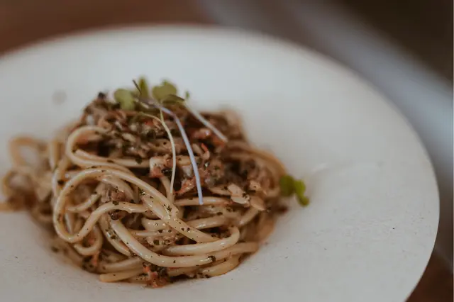 櫻花蝦蒜香牛油蜆肉扁意粉