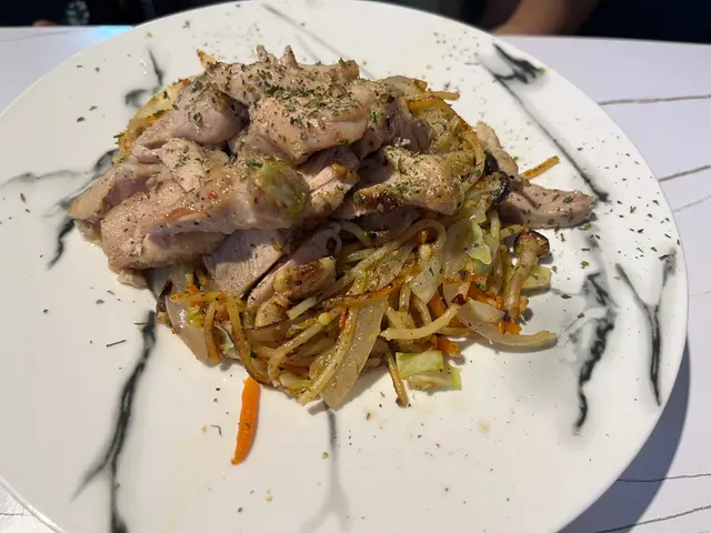意粉用上香草及辣椒粉炒，炒得乾身而不油膩，雞肉不會太老仍有肉汁